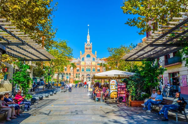 BARCELONA, İspanya, 26 Ekim 2014: İspanya 'nın Barcelona kentindeki Santa Creu i Sant Pau Hastanesi' ne giden bir caddenin görüntüsü.