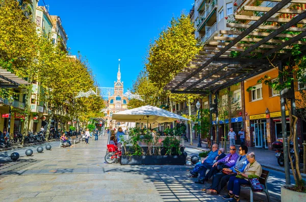 BARCELONA, İspanya, 26 Ekim 2014: İspanya 'nın Barcelona kentindeki Santa Creu i Sant Pau Hastanesi' ne giden bir caddenin görüntüsü.