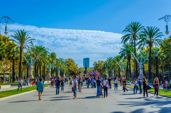 Barcelona Hiszpania Październik 2014 Ludzie Spacerują Aleją Między Łukiem Triumfu — Zdjęcie stockowe