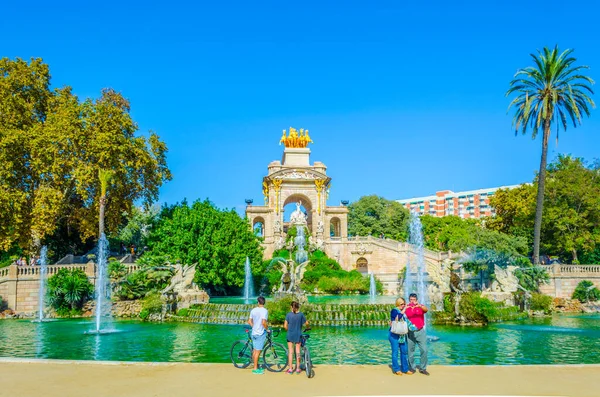 BARCELONA, SPAIN, ECTOBER 26 Ekim 2014: İspanya 'nın Barcelona kentindeki ciutadella parkındaki cascada anıtsal çeşmesinin önünde insanlar geziniyor.