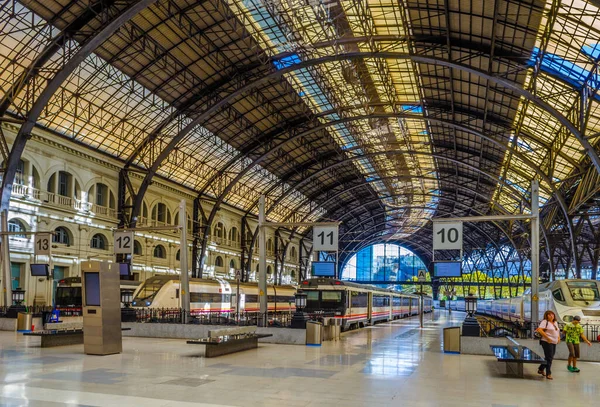 BARCELONA, İspanya, 26 Ekim 2014: Barcelona Franca tren istasyonunun içi
