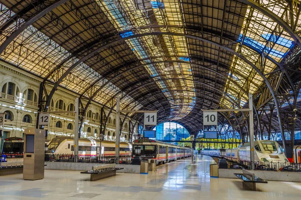 BARCELONA, İspanya, 26 Ekim 2014: Barcelona Franca tren istasyonunun içi