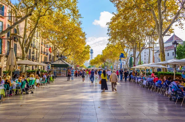 BARCELONA, SPAIN, ECTOBER 26 Ekim 2014: Barcelona 'daki la rambla caddesinde insanlar geziniyor.