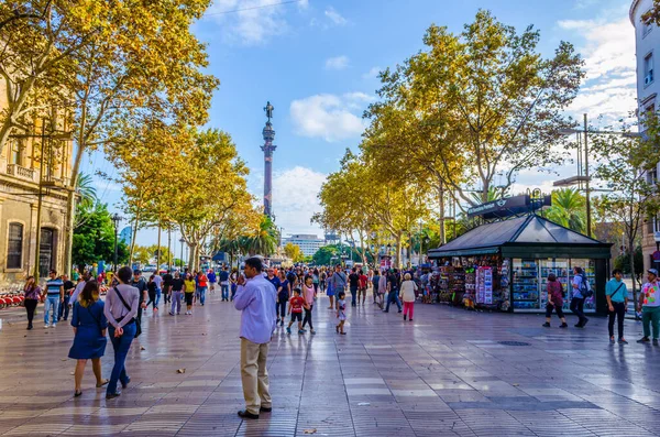 BARCELONA, SPAIN, ECTOBER 26 Ekim 2014: Barcelona 'daki la rambla caddesinde insanlar geziniyor.