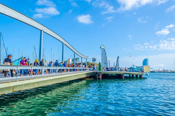BARCELONA, SPAIN, ECTOBER 26 Ekim 2014: İspanya 'nın Barselona kentindeki Rambla de Mar gezinti alanında insanlar geziniyor.