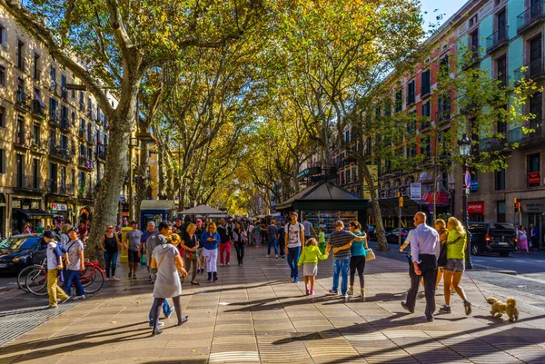 BARCELONA, SPAIN, ECTOBER 26 Ekim 2014: Barcelona 'daki la rambla caddesinde insanlar geziniyor.