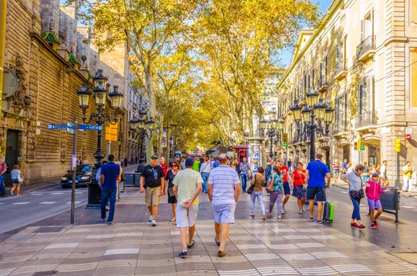BARCELONA, SPAIN, ECTOBER 26 Ekim 2014: Barcelona 'daki la rambla caddesinde insanlar geziniyor.