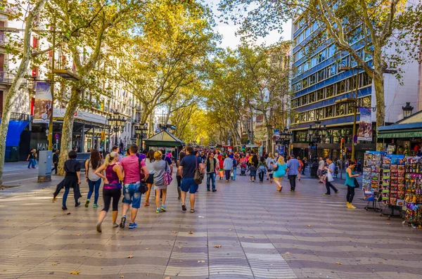 BARCELONA, SPAIN, ECTOBER 26 Ekim 2014: Barcelona 'daki la rambla caddesinde insanlar geziniyor.