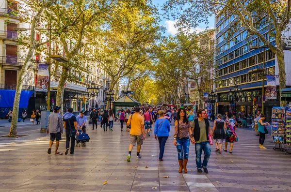 BARCELONA, SPAIN, ECTOBER 26 Ekim 2014: Barcelona 'daki la rambla caddesinde insanlar geziniyor.