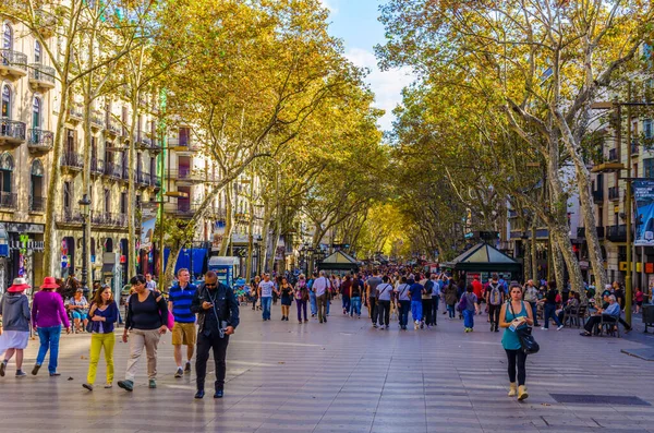 BARCELONA, SPAIN, ECTOBER 26 Ekim 2014: Barcelona 'daki la rambla caddesinde insanlar geziniyor.