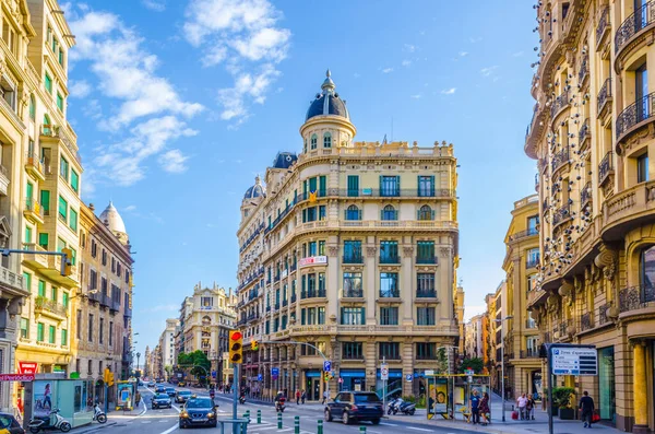 BARCELONA, İspanya, 26 Ekim 2014: Barcelona, İspanya 'da Via Laitana caddesinde trafik