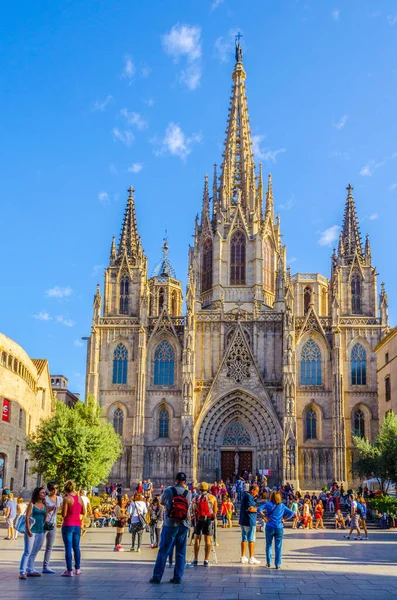 BARCELONA, İspanya, ECTOBER 26 Ekim 2014: İnsanlar İspanya 'nın Barselona kentindeki katedralin önünden geçiyor.