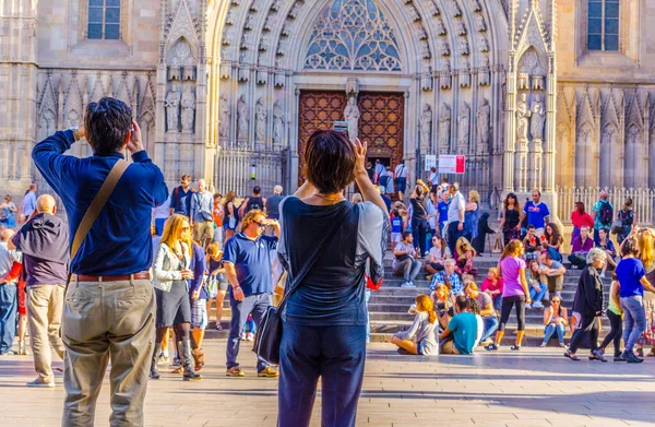 BARCELONA, İspanya, ECTOBER 26 Ekim 2014: İnsanlar İspanya 'nın Barselona kentindeki katedralin önünden geçiyor.