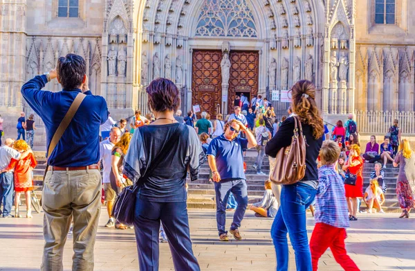 BARCELONA, İspanya, ECTOBER 26 Ekim 2014: İnsanlar İspanya 'nın Barselona kentindeki katedralin önünden geçiyor.