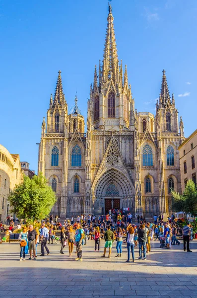 BARCELONA, İspanya, ECTOBER 26 Ekim 2014: İnsanlar İspanya 'nın Barselona kentindeki katedralin önünden geçiyor.