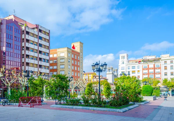 LOGRONO, İspanya, ECTOBER 27 Ekim 2014: İnsanlar Logrono 'da bir sokakta geziniyor.