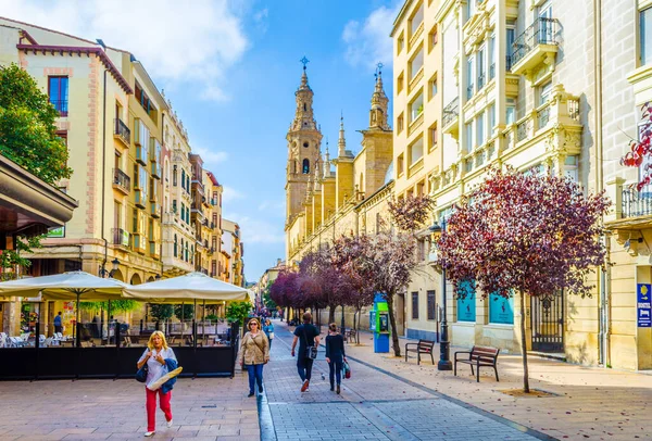 LOGRONO, İspanya, ECTOBER 27 Ekim 2014: İnsanlar Logrono 'da bir sokakta geziniyor.
