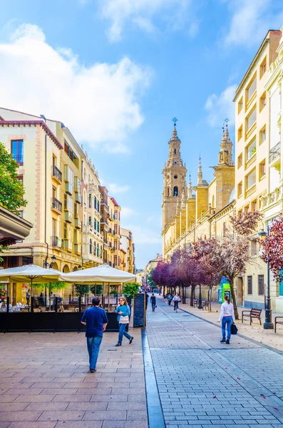 LOGRONO, İspanya, ECTOBER 27 Ekim 2014: İnsanlar Logrono 'da bir sokakta geziniyor.