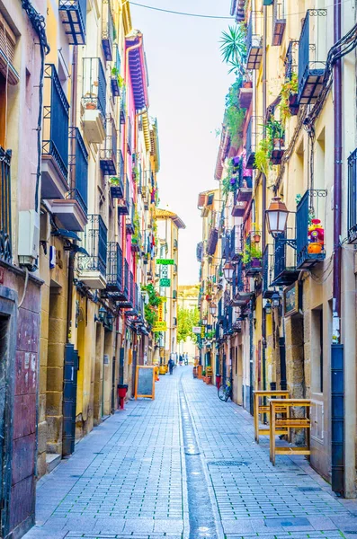 LOGRONO, İspanya, ECTOBER 27 Ekim 2014: İnsanlar Logrono 'da bir sokakta geziniyor.