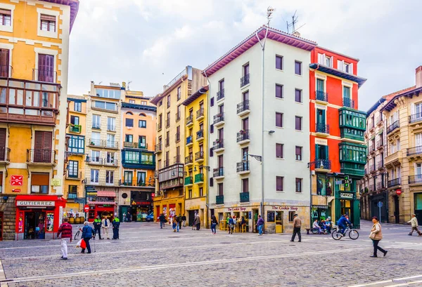 PAMPLONA, İspanya, 28 Ekim 2014: Pamplona, İspanya 'da küçük bir meydanın görüntüsü