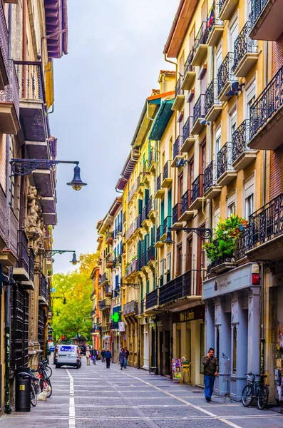 PAMPLONA, SPAIN, ECTOBER 28 Ekim 2014: İnsanlar Pamplona, İspanya 'da bir sokakta geziniyorlar