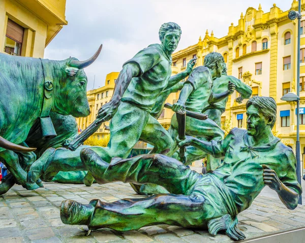 PAMPLONA, SPAIN, ECTOBER 28, 2014: İspanya 'nın Pamplona kentindeki boğaların önünde koşan insanları resmeden Encierro heykeli
