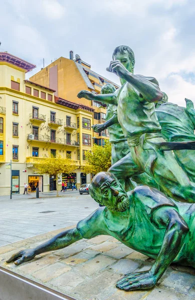 Pamplona Spain October 2014 Encierro Statue Depicting People Running Front — Foto de Stock