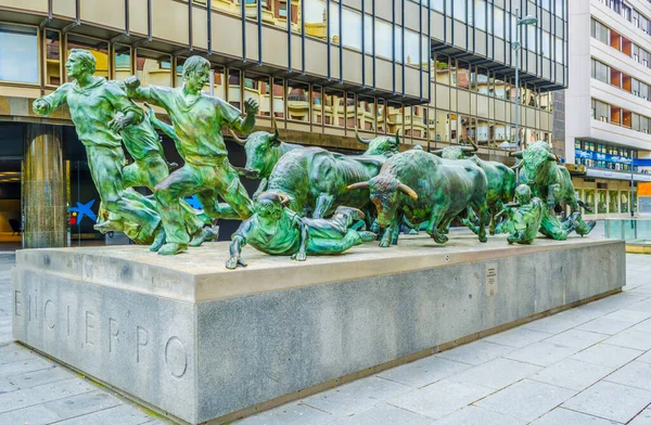 PAMPLONA, SPAIN, ECTOBER 28, 2014: İspanya 'nın Pamplona kentindeki boğaların önünde koşan insanları resmeden Encierro heykeli