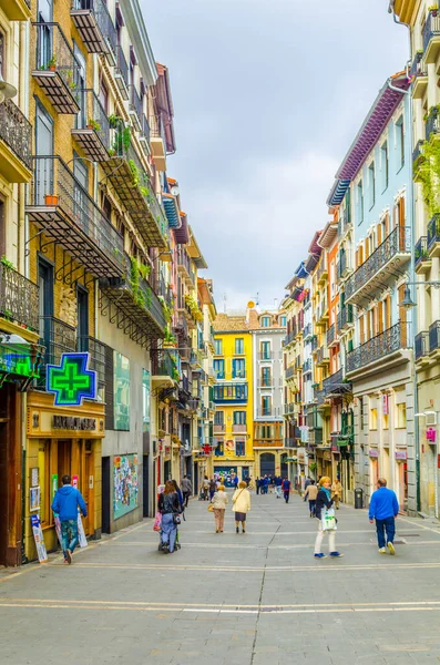 PAMPLONA, SPAIN, ECTOBER 28 Ekim 2014: İnsanlar Pamplona, İspanya 'da bir sokakta geziniyorlar