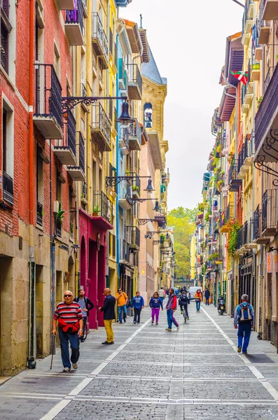 PAMPLONA, SPAIN, ECTOBER 28 Ekim 2014: İnsanlar Pamplona, İspanya 'da bir sokakta geziniyorlar