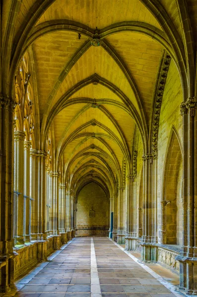 PAMPLONA, SPAIN, ECTOBER 28, 2014: İspanya 'da Santa maria la real de pamplona katedralinin koridoru