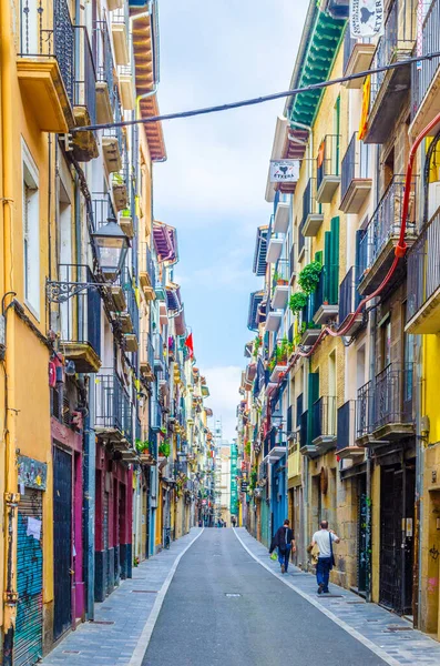 PAMPLONA, SPAIN, ECTOBER 28 Ekim 2014: İnsanlar Pamplona, İspanya 'da bir sokakta geziniyorlar