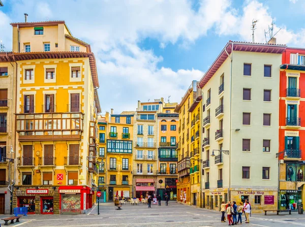 PAMPLONA, İspanya, 28 Ekim 2014: Pamplona, İspanya 'da küçük bir meydanın görüntüsü