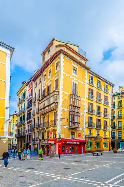 PAMPLONA, SPAIN, ECTOBER 28 Ekim 2014: İnsanlar Pamplona, İspanya 'da bir sokakta geziniyorlar