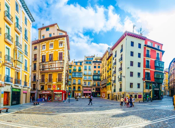 PAMPLONA, İspanya, 28 Ekim 2014: Pamplona, İspanya 'da küçük bir meydanın görüntüsü