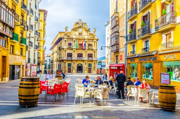 PAMPLONA, SPAIN, ECTOBER 28, 2014: İnsanlar Pamplona, İspanya 'da belediye binasının önündeki bir kafede oturuyorlar