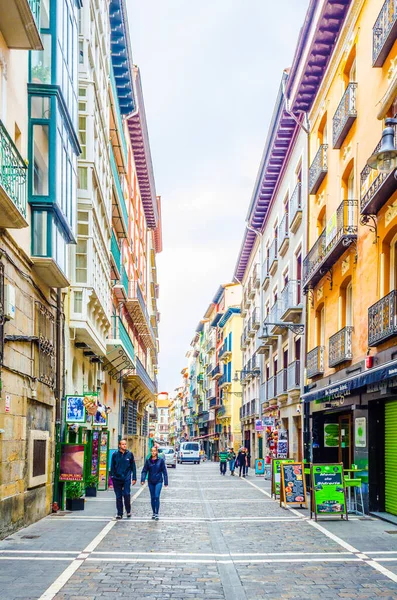 PAMPLONA, SPAIN, ECTOBER 28 Ekim 2014: İnsanlar Pamplona, İspanya 'da bir sokakta geziniyorlar