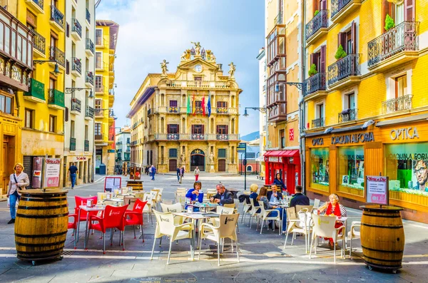 PAMPLONA, SPAIN, ECTOBER 28, 2014: İnsanlar Pamplona, İspanya 'da belediye binasının önündeki bir kafede oturuyorlar