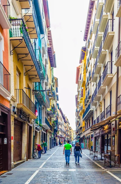 PAMPLONA, SPAIN, ECTOBER 28 Ekim 2014: İnsanlar Pamplona, İspanya 'da bir sokakta geziniyorlar