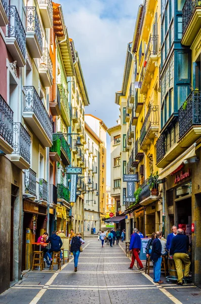 PAMPLONA, SPAIN, ECTOBER 28 Ekim 2014: İnsanlar Pamplona, İspanya 'da bir sokakta geziniyorlar