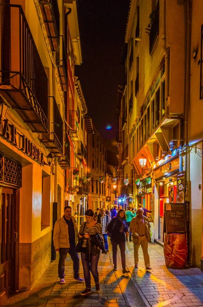 LOGRONO, İspanya, ECTOBER 28 Ekim 2014: İnsanlar gece boyunca Logrono 'da bir caddede yürüyorlar