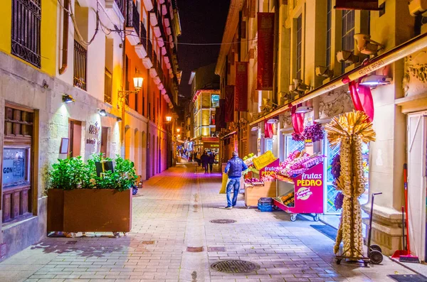 LOGRONO, İspanya, ECTOBER 28 Ekim 2014: İnsanlar gece boyunca Logrono 'da bir caddede yürüyorlar