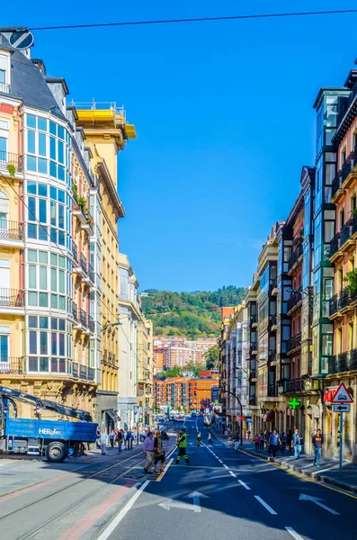 Bilbao, İspanya, Ekim 29, 2014: Bilbao İspanya sokaklarından insanlar geçiyor