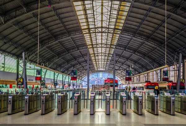 BILBAO, SPAIN, Ekim 29, 2014: İspanya 'nın Bilbao kentindeki Abando Indalecio Prieto tren istasyonunun içi