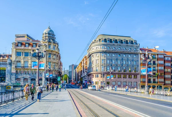 Bilbao, İspanya, İspanya 'da insanlar Puente de el arenal' den geçiyor.