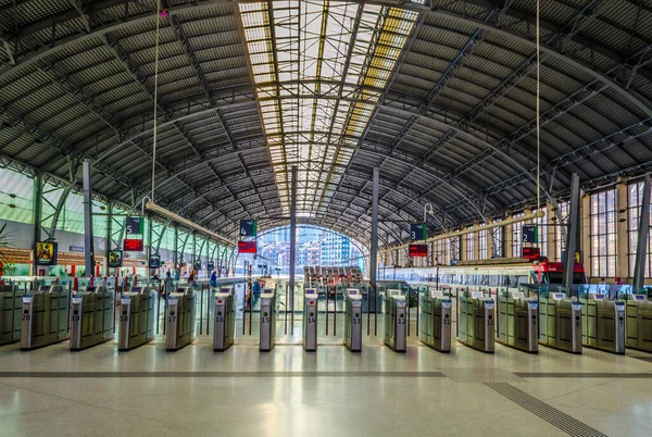 BILBAO, SPAIN, Ekim 29, 2014: İspanya 'nın Bilbao kentindeki Abando Indalecio Prieto tren istasyonunun içi