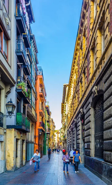 BILBAO, SPAIN, ECTOBER 29,2014: İnsanlar İspanya 'nın Bilbao kentindeki dar bir sokakta geziniyorlar