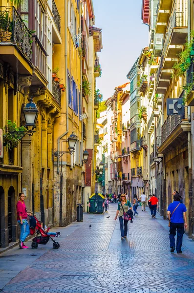 BILBAO, SPAIN, ECTOBER 29,2014: İnsanlar İspanya 'nın Bilbao kentindeki dar bir sokakta geziniyorlar