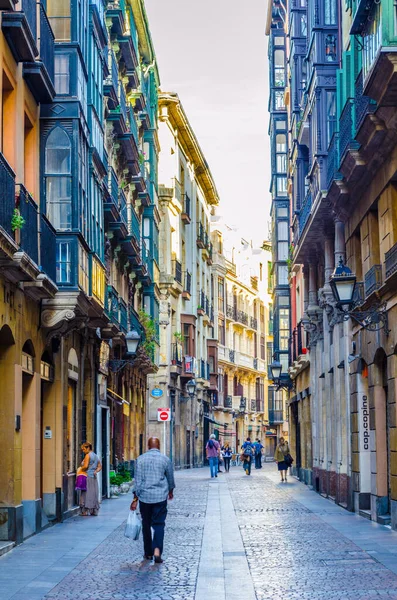 BILBAO, SPAIN, ECTOBER 29,2014: İnsanlar İspanya 'nın Bilbao kentindeki dar bir sokakta geziniyorlar