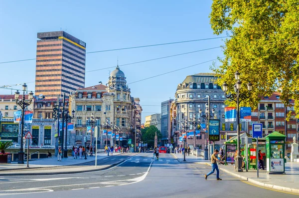Bilbao, İspanya, İspanya 'da insanlar Puente de el arenal' den geçiyor.